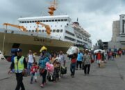 Tabir Terbuka:Rahasia Tersembunyi: Arti Mimpi Naik Kapal Laut Bersama Keluarga : Pertanda Baik atau Buruk? Kuak Misterinya!