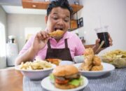 Wah, Arti Mimpi Orang Makan Dirumah Kita : Pertanda Baik atau Buruk? Kuak Misterinya!