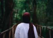 Penafsiran Unik: Arti Mimpi Diberi Kerudung Oleh Seseorang : Ini Penjelasannya