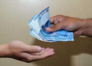 Buka Mata! Arti Mimpi Ngasih Uang Ke Orang Ternyata Ini Artinya Menurut Pakar