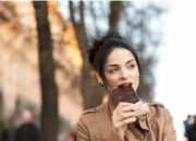 Kisah di Balik Arti Mimpi Makan Coklat Temukan Makna Rahasianya Disini