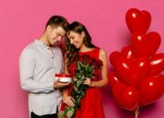 Buka Mata! Arti Mimpi Dikasih Baju Sama Perempuan : Pertanda Baik atau Buruk? Kuak Misterinya!