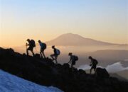 Kenali Arti Mimpi Naik Gunung : Pertanda Baik atau Buruk? Kuak Misterinya!