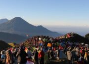 Simak! Arti Mimpi Berada Di Puncak Gunung : Pertanda Baik atau Buruk? Kuak Misterinya!