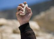 Buka Mata! Arti Mimpi Dilempar Batu : Pertanda Baik atau Buruk? Kuak Misterinya!