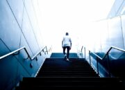 Kisah di Balik Arti Mimpi Menaiki Tangga : Pertanda Baik atau Buruk? Kuak Misterinya!