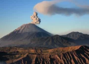 10 Gunung Berapi Aktif di Indonesia yang Wajib Diketahui