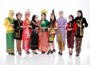 10 Pakaian Adat dari Berbagai Daerah Indonesia yang Mempesona!
