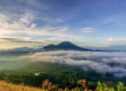 10 Gunung Terbesar di Indonesia Beserta Provinsinya yang Menakjubkan!