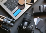 10 Peralatan Foto Studio Esensial untuk Fotografer Profesional