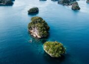 10 Pulau di Indonesia dengan Keadaan Alam yang Memukau dan Unik!