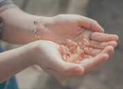 Arti Telapak Tangan Kanan Panas Menurut Primbon Jawa: Tanda Apa Ini?