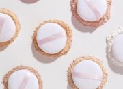 5 Langkah Sempurna Aplikasikan Bedak Tabur: Rahasia Kulit Flawless Sepanjang Hari!