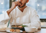 Pahala Bagi Orang yang Makan dengan Tangan Kiri: Apa yang Islam Ajarkan?